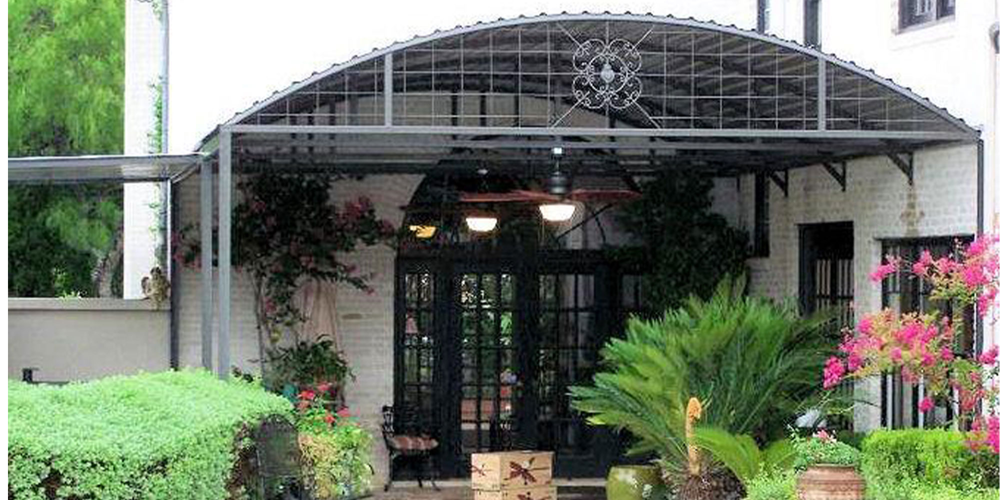 Curved steel patio awning built in Alamo Heights, Texas